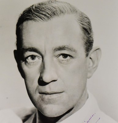 Lot 135 - SIR ALEC GUINNESS (1914-2000) - SIGNED 8X10" PHOTOGRAPH - ACOA