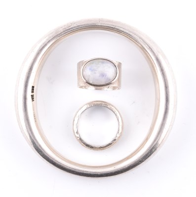 Lot 212 - TWO DESIGNER HALLMARKED SILVER RINGS & SILVER BANGLE