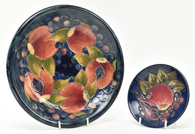 Lot 284 - MOORCROFT - POMEGRANATE DESIGN -MID CENTURY PLATE & TRINKET DISH