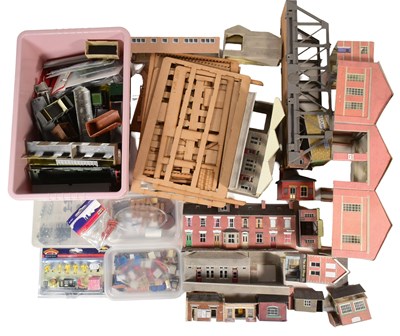 Lot 106 - MODEL RAILWAY - COLLECTION OF OO GAUGE MODEL RAILWAY ACCESSORIES