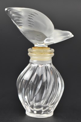 Lot 6 - LALIQUE FOR NINA RICCI - VINTAGE LATE 20TH CENTURY GLASS PERFUME BOTTLE