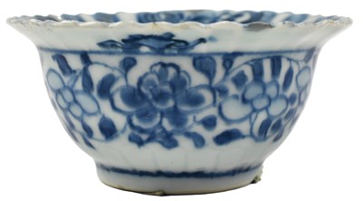 Lot 47 - QING KANGXI PERIOD BLUE AND WHITE PORCELAIN TEA BOWL 清 康熙青花茶碗