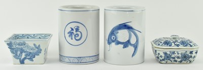 Lot 87 - COLLECTION OF FOUR VINTAGE CHINESE AND JAPANESE BLUE AND WHITE CERAMIC PIECES