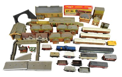 Lot 284 - MODEL RAILWAY - COLLECTION OF OO GAUGE ROLLING STOCK WAGONA