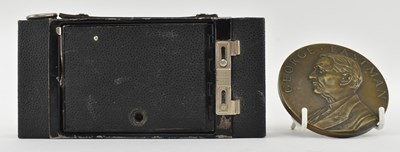 Lot 32 - KODAK BRONZE SERVICE MEDAL & KODAK BROWNIE NO2 AUTOGRAPHIC CAMERA