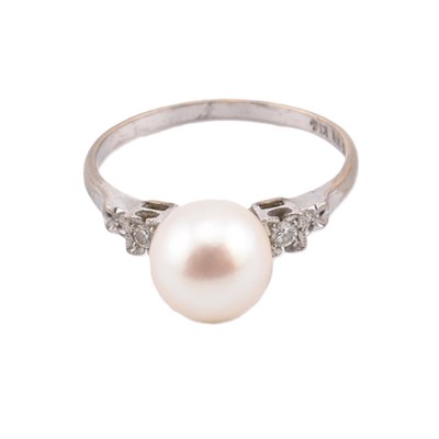Lot 403 - 14CT GOLD PEARL & DIAMOND RING