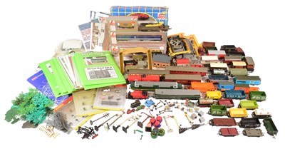 Lot 304 - MODEL RAILWAY - COLLECTION OF OO GAUGE ENGINES, ROLLING STOCK & TRACKSIDE ACCESSORIES