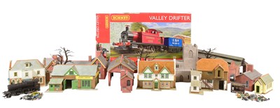 Lot 93 - MODEL RAILWAY - COLLECTION OF OO GAUGE TRAINS & TRACKSIDE ACCESSORIES