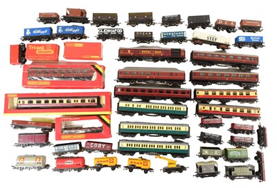 Lot 208 - MODEL RAILWAY - COLLECTION OF OO GAUGE ROLLING STOCK WAGONS