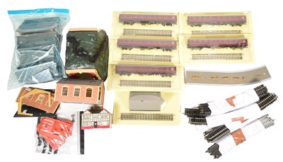 Lot 209 - MODEL RAILWAY - COLLECTION OF OO GAUGE MODEL RAILWAY