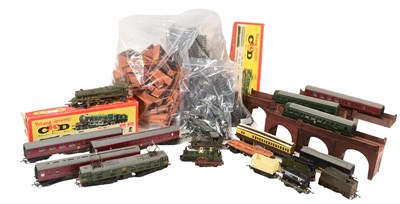 Lot 212 - MODEL RAILWAY - COLLECTION OF OO GAUGE LOCOMOTIVES & ACCESSORIES