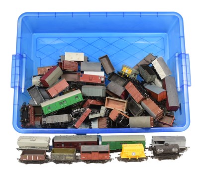 Lot 132 - MODEL RAILWAY - COLLECTION OF OO GAUGE LOCOMOTIVE ROLLING STOCK