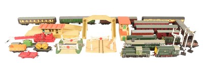 Lot 74 - MODEL RAILWAY - COLLECTION OF ASSORTED OO GAUGE MODEL RAILWAY