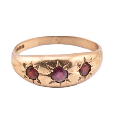 Lot 291 - HALLMARKED 9CT GOLD & RED STONE GYPSY RING