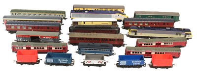 Lot 215 - MODEL RAILWAY - COLLECTION OF OO GAUGE LOCOS & ROLLING STOCK