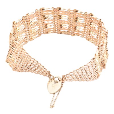 Lot 106 - HALLMARKED 9CT GOLD GATE LINK BRACELET WITH HEART PADLOCK CLASP