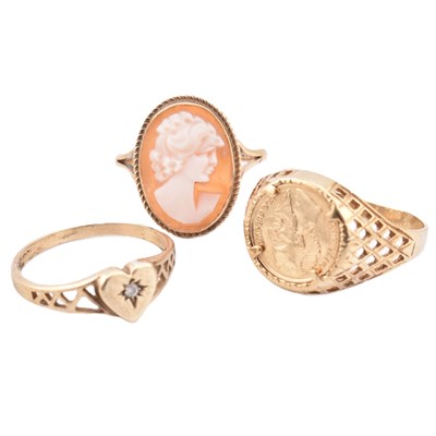 Lot 258 - THREE 9CT GOLD RINGS INCLUDING SIGNET & CAMEO RINGS