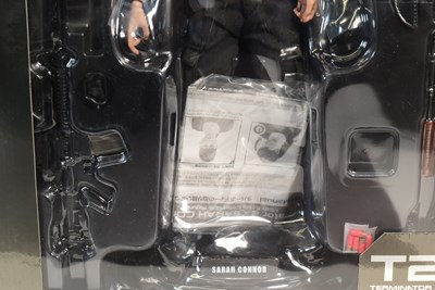 Lot 411 - TERMINATOR - HOT TOYS 1/6 SCALE SARAH CONNOR