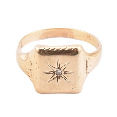 Lot 137 - GOLD & DIAMOND SIGNET RING