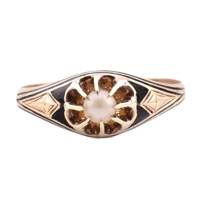 Lot 155 - 19TH CENTURY GOLD PEARL & ENAMEL MOURNING RING