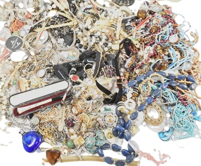 Lot 371 - BAG OF VINTAGE & MODERN COSTUME JEWELLERY