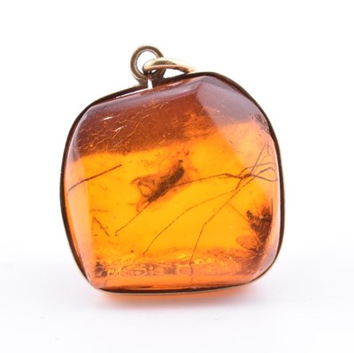 Lot 235 - 14CT GOLD & AMBER NECKLACE PENDANT WITH INSECT INCLUSION