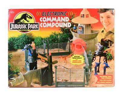 Lot 580 - JURASSIC PARK - VINTAGE KENNER JURASSIC PARK COMMAND COMPOUND