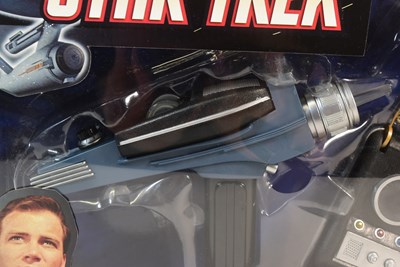 Lot 619 - STAR TREK - DIAMOND SELECT PHASER PISTOL & COMMUNICATION SET