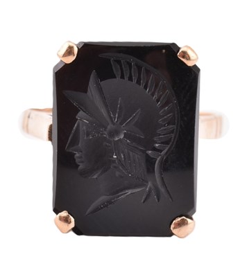Lot 209 - 9CT GOLD & ONYX ROMAN SOLDIER INTAGLIO RING