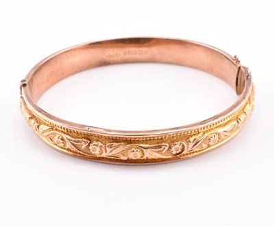 Lot 220 - EDWARDIAN HALLMARKED 9CT GOLD ENGRAVED HINGED BANGLE