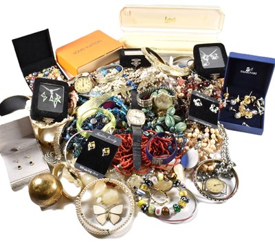 Lot 331 - LARGE COLLECTION OF VINTAGE & MODERN COSTUME JEWELLERY