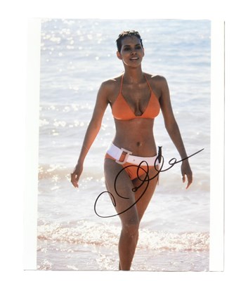 Lot 201 - HALLE BERRY - JAMES BOND 007 - DIE ANOTHER DAY (2002) - SIGNED 8X10" - B'BC