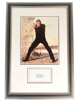 Lot 196 - JAMES BOND 007 - SIR ROGER MOORE - SIGNED 8X10" PHOTO - UACC