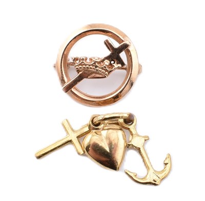 Lot 272 - 14CT GOLD BROOCH PIN & 9CT GOLD TRIPLE CROSS ANCHOR & HEART CHARM