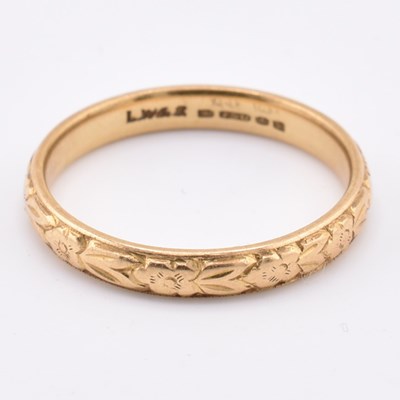 Lot 172 - HALLMARKED 18CT GOLD FLORAL BAND RING