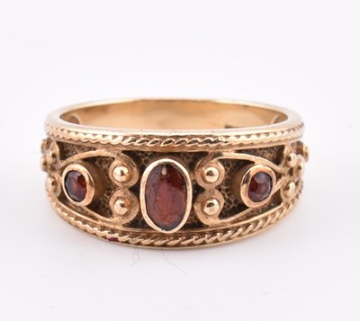Lot 87 - HALLMARKED 9CT GOLD & GARNET RING
