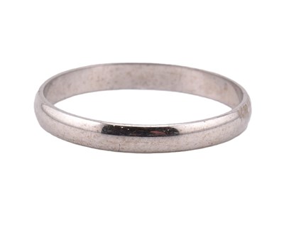 Lot 140 - HALLMARKED 9CT WHITE GOLD BAND RING