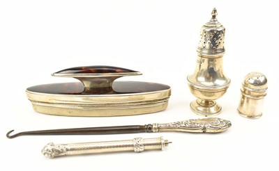 Lot 77 - 20TH CENTURY EDWARD VII HALLMARKED SILVER SIFTER AND OTHERS