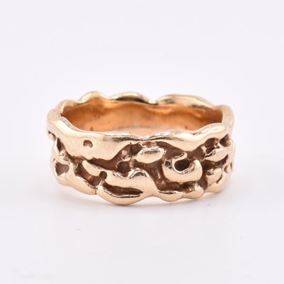 Lot 123 - HALLMARKED 9CT GOLD NUGGET BAND RING
