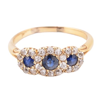 Lot 186 - 18CT GOLD SAPPHIRE & DIAMOND TRIPLE DAISY CLUSTER RING
