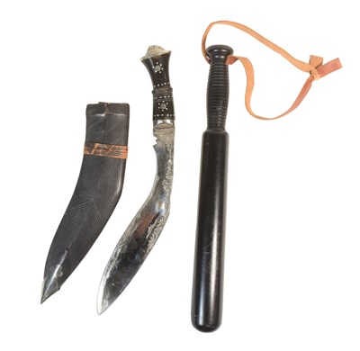 Lot 229 - VINTAGE NEPALESE KUKRI KNIFE DAGGER & POLICE TRUNCHEON BATON