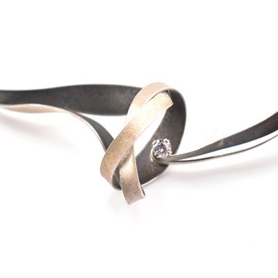 Lot 125 - CONTEMPORARY DESIGN SILVER RIBBON NECKLACE - AREK WOLSKI