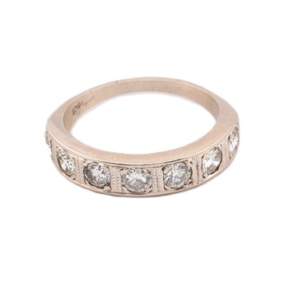 Lot 482 - 18CT GOLD & DIAMOND SEVEN STONE RING