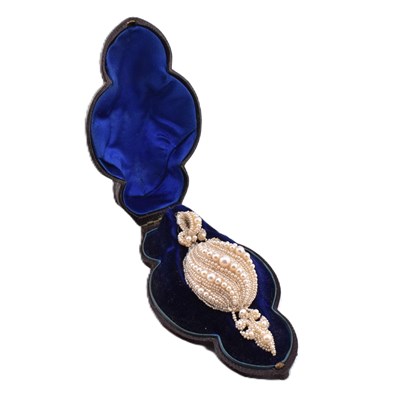 Lot 16 - 19TH CENTURY GEORGIAN SEED PEARL LOCKET PENDANT