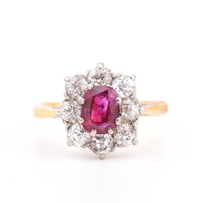 Lot 18 - EARLY 20TH CENTURY 18CT GOLD & PLATINUM DIAMOND & RUBY CLUSTER RING