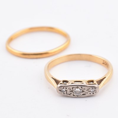 Lot 141 - HALLMARKED 22CT GOLD BAND RING & 18CT GOLD & DIAMOND RING