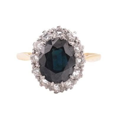 Lot 323 - 18CT GOLD SAPPHIRE & DIAMOND CLUSTER RING