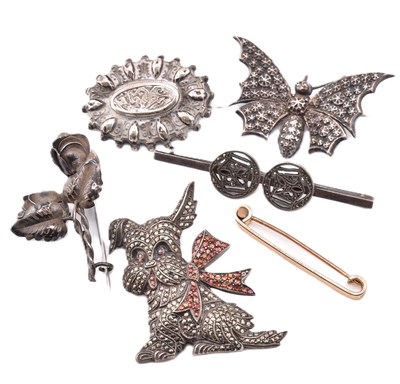 Lot 330 - COLLECTION OF BROOCH PINS INCLUDING GOLD & SILVER & METAL
