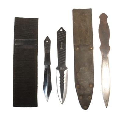 Lot 231 - COLLECTION OF ASSORTED THROWING KNIVES