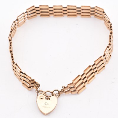 Lot 391 - HALLMARKED 9CT GOLD GATE LINK BRACELET WITH HEART PADLOCK CLASP